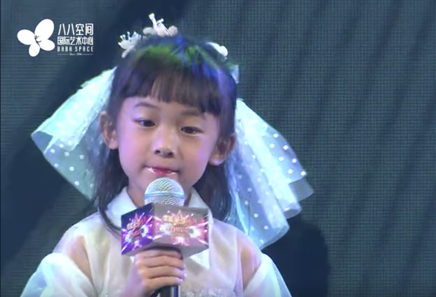 5岁萌娃罗云曦翻唱《猫的我》，这个小步伐太可爱了~